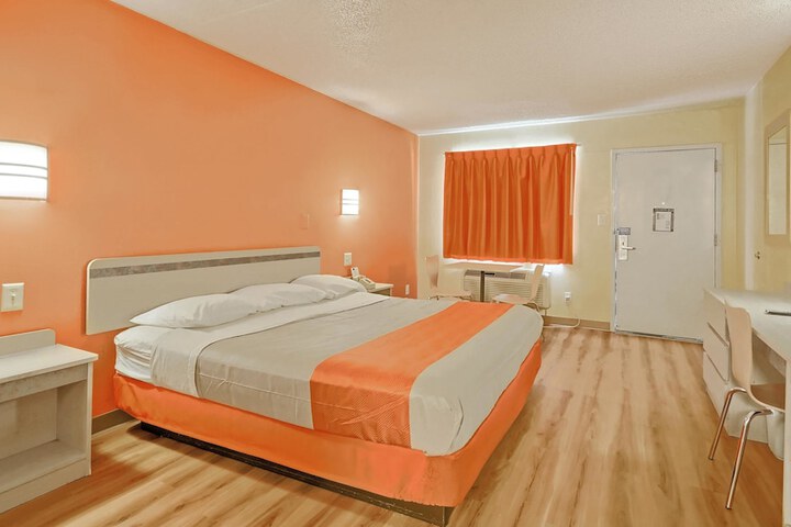 1 King Bed (2 of 5)