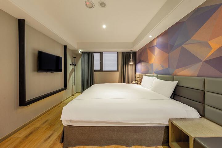 Room 18 of 103