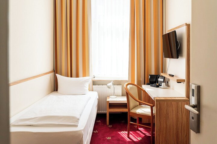 Room 6 of 13