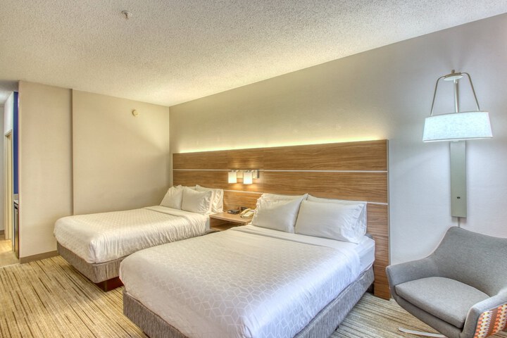 2 Queen Beds (16 of 18)