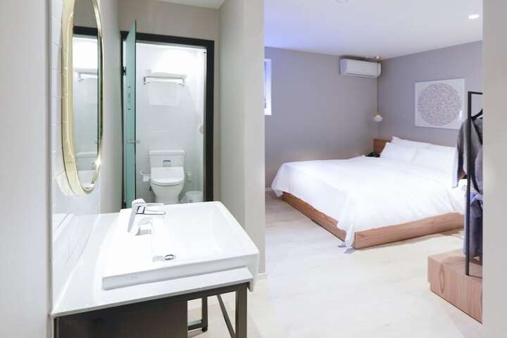 Room 13 of 28