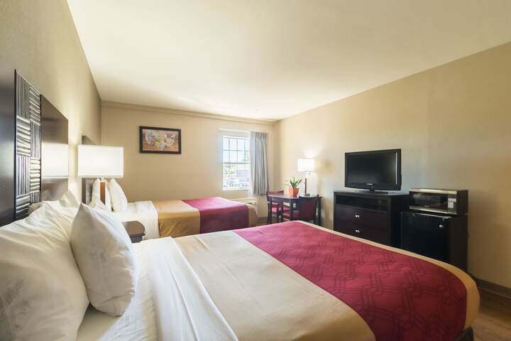 2 Queen Beds (7 of 13)