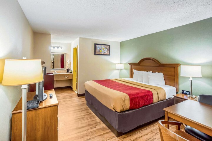 1 King Bed (5 of 11)