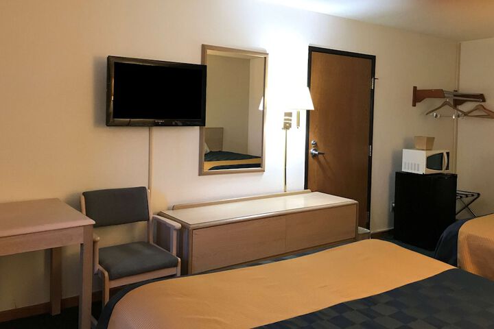 1 Queen Bed (3 of 10)
