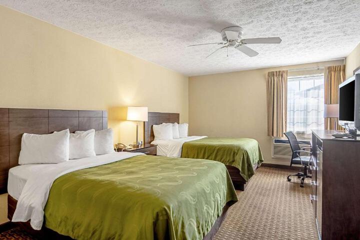 2 Double Beds (1 of 6)