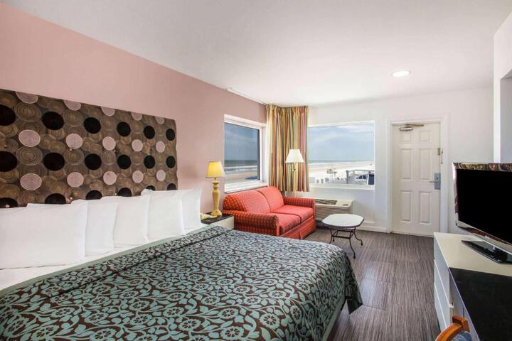 Studio Suite King Bed Courtyard View (2 of 8)