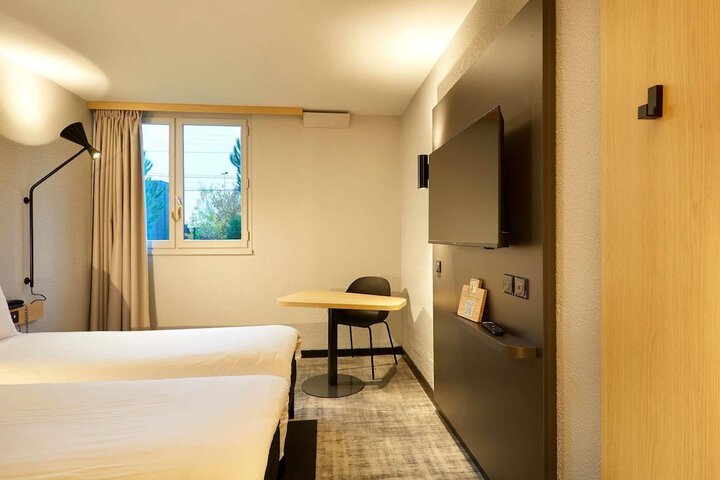 Room 27 of 60