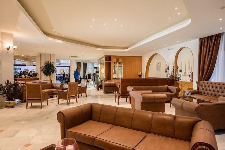 Lounge 273 of 340