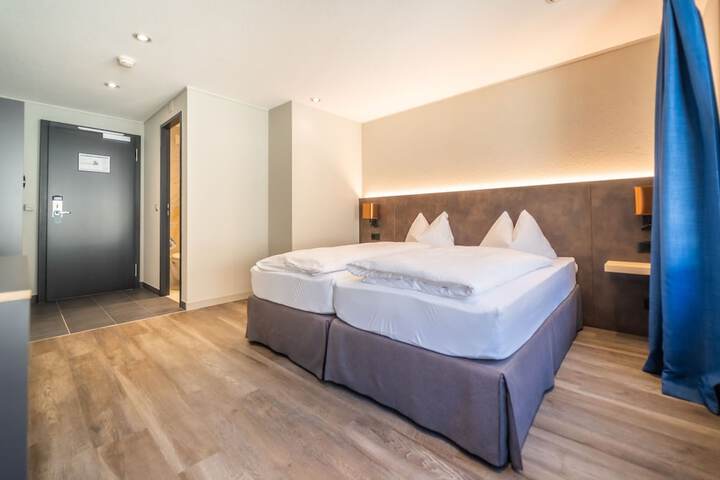 Room 13 of 20