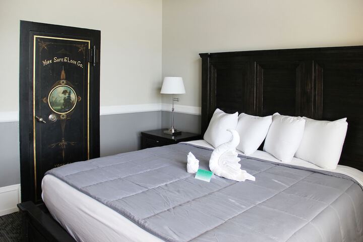 Windowless Economy Double Room Ensuite 301 Houdini Room (9 of 27)