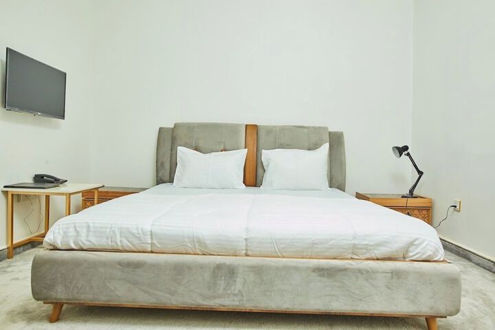 Room 6 of 32