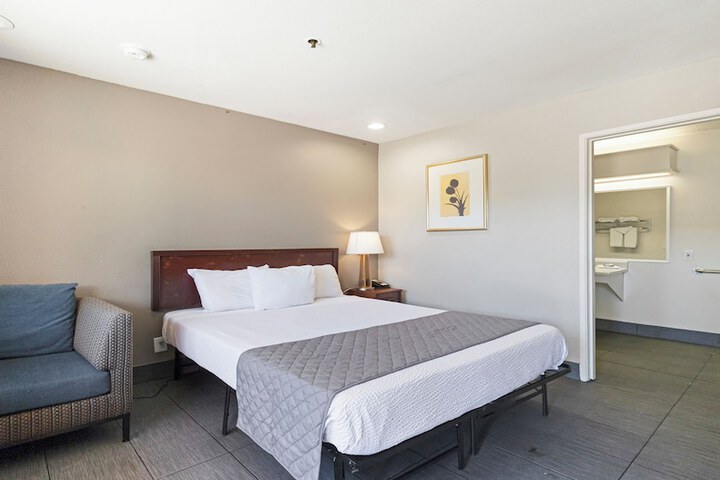 1 Queen Bed (8 of 16)