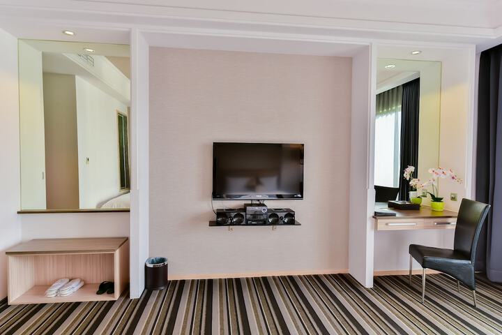 Room 8 of 37