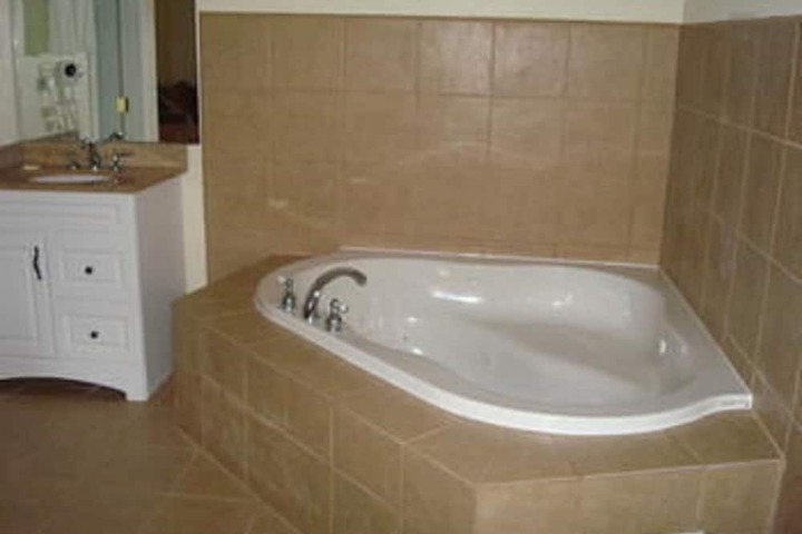 1 Queen Bed (2 of 3)