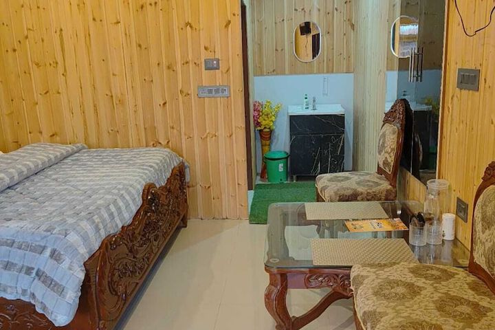 Room 4 of 9