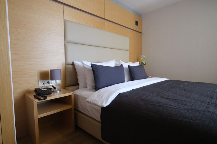 Room 3 of 20