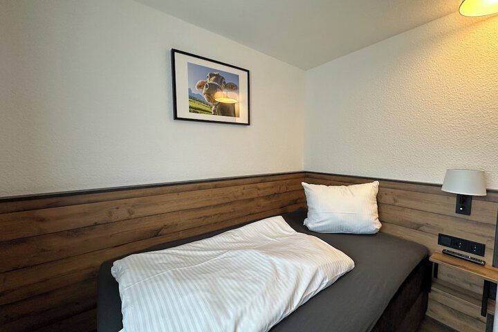 Room 2 of 27