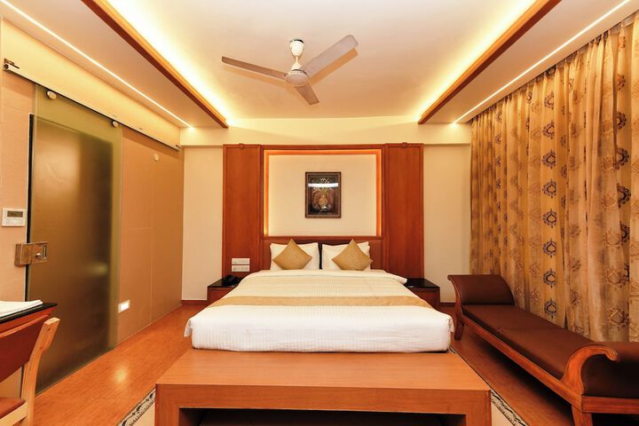 Room 27 of 76