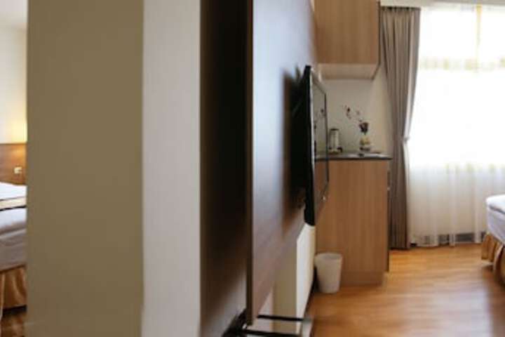 Room 13 of 37