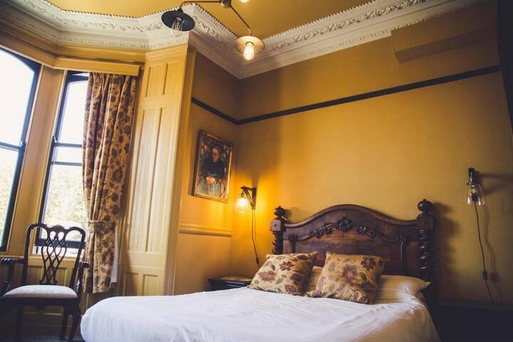 Room 5 of 8