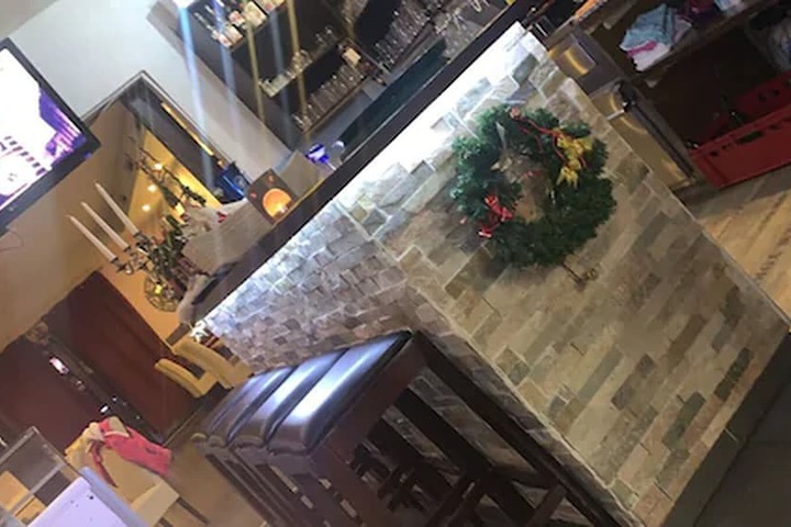 Lounge 23 of 29