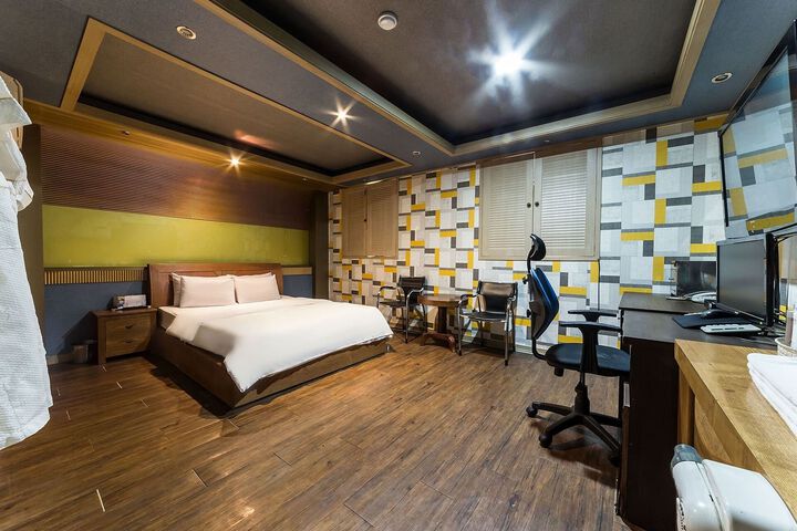 Room 8 of 20
