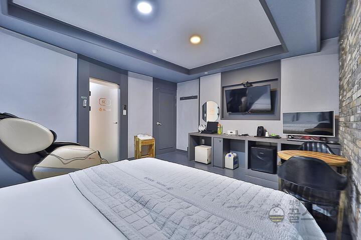 Room 18 of 121
