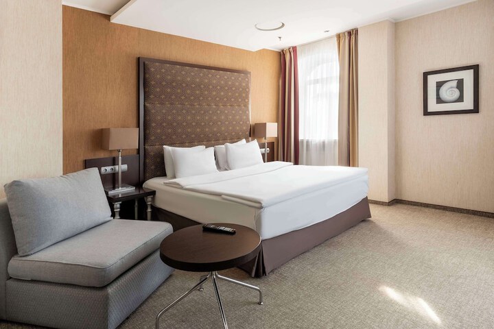 Room 42 of 182