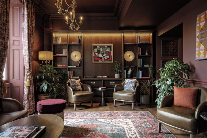Lounge 73 of 78