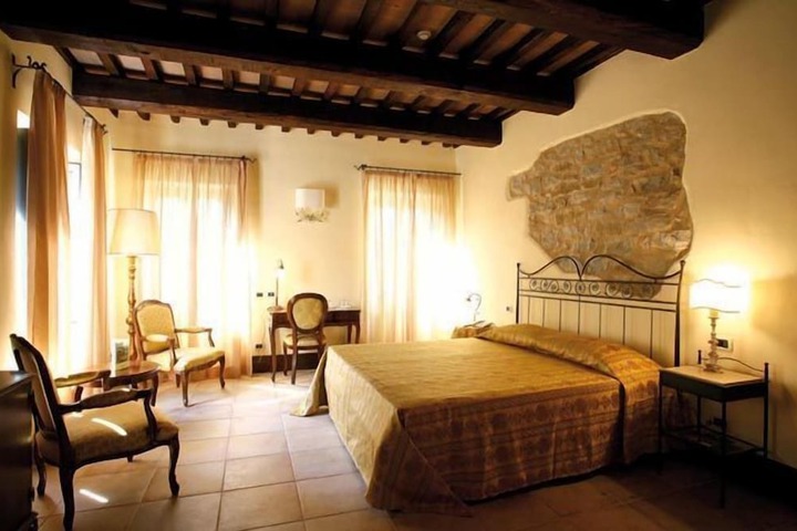 Room 10 of 30