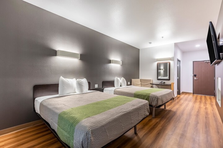 Deluxe Queen Room with 2 Queen Beds (11 of 13)