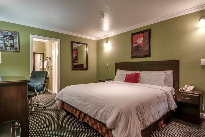 Premium King Bed (7 of 13)
