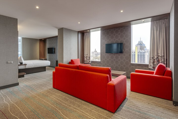 Room 33 of 74