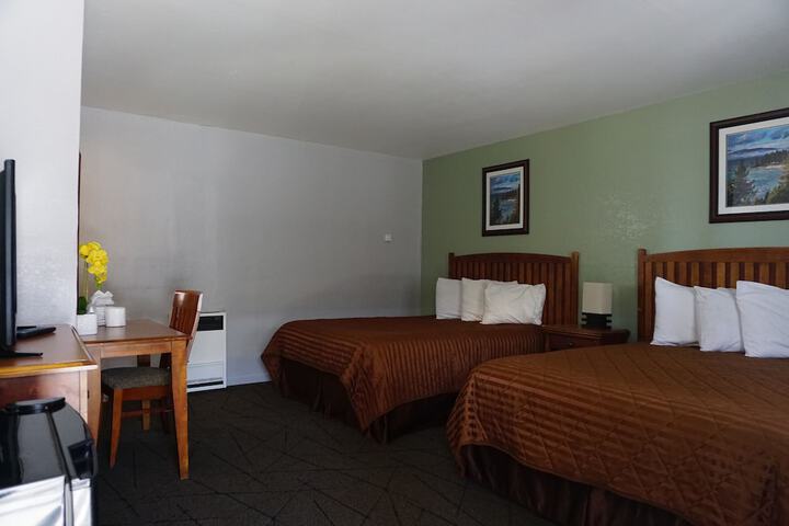 1 Queen Bed (10 of 18)