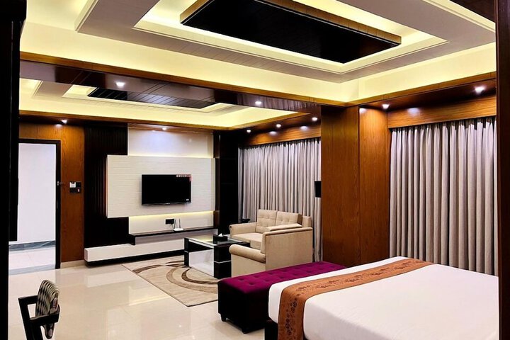 Room 27 of 76