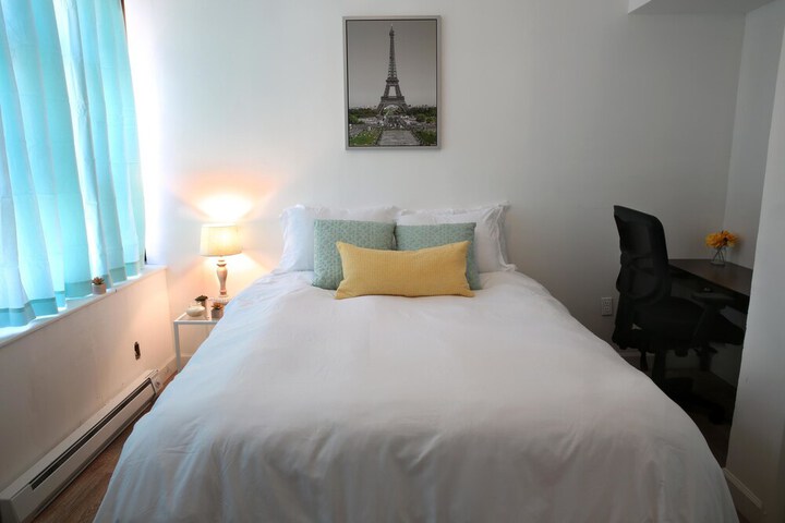 Room 4 of 9