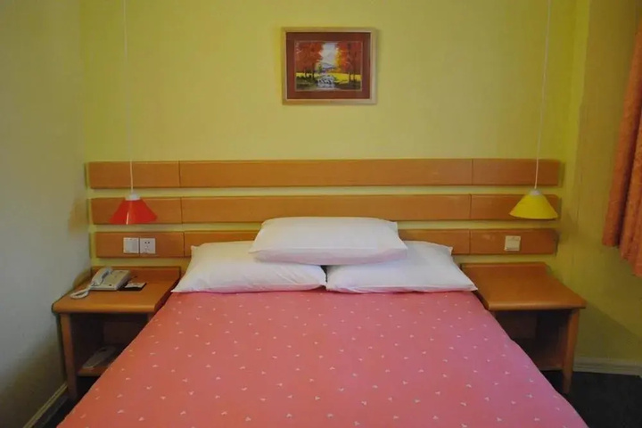 Room 6 of 8