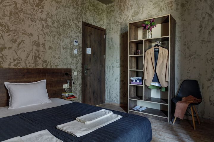 Room 5 of 14