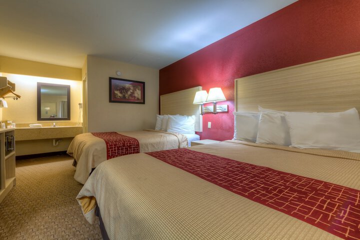 Deluxe 2 Queen Beds (1 of 4)