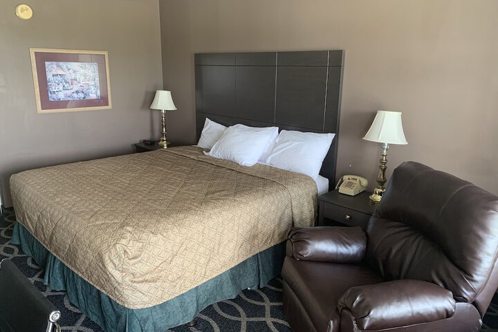 1 King Bed (6 of 8)