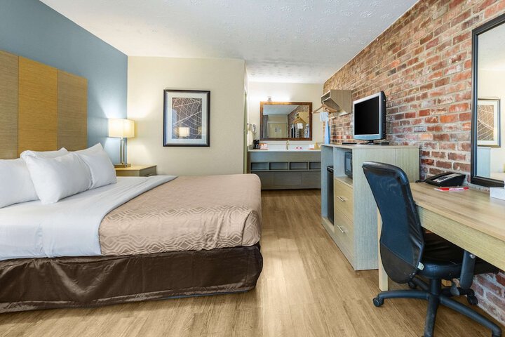 Room 17 of 35
