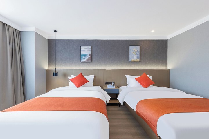 Room 13 of 28