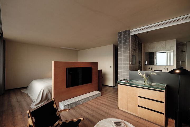 Room 32 of 169