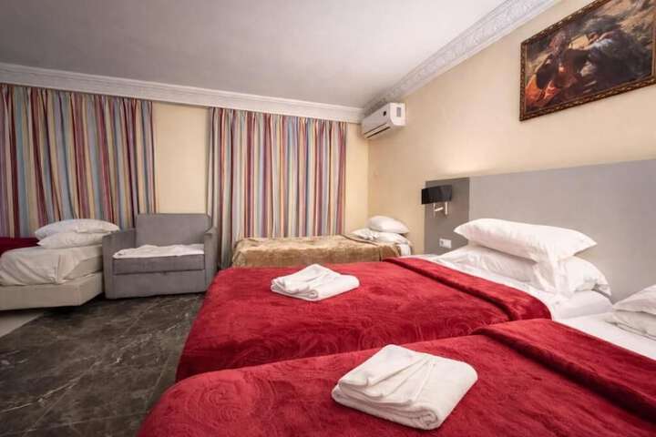 Room 10 of 28