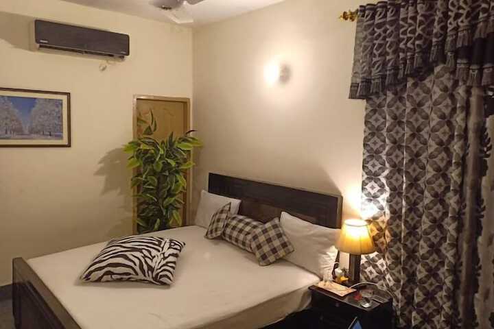 Room 5 of 8