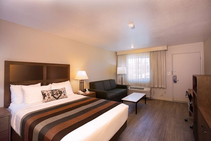 1 Queen Bed (4 of 13)
