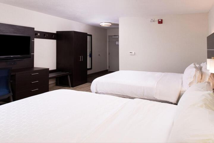 2 Queen Beds (1 of 11)