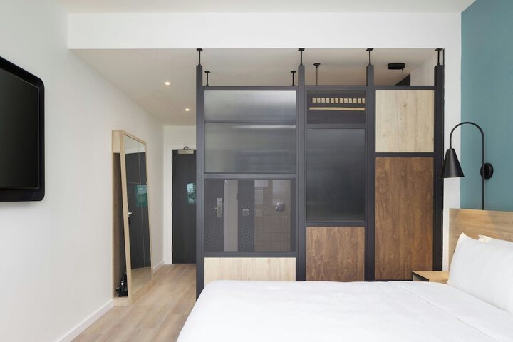 Room 34 of 80