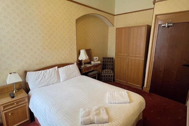 Room 8 of 16