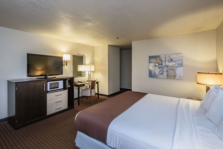 1 Queen Bed (5 of 8)